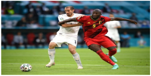 Cầu thủ bóng đá Giorgio Chiellini nổi bật với phong cách thi đấu mạnh mẽ và quyết đoán. Cầu thủ bóng đá Giorgio Chiellini nổi bật với phong cách thi đấu mạnh mẽ và quyết đoán.