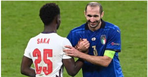 Cầu thủ bóng đá Giorgio Chiellini sinh ra tại Pisa, Ý vào năm 1984. Từ khi còn nhỏ, anh đã thể hiện niềm đam mê mãnh liệt với bóng đá. Cầu thủ bóng đá Giorgio Chiellini sinh ra tại Pisa, Ý vào năm 1984. Từ khi còn nhỏ, anh đã thể hiện niềm đam mê mãnh liệt với bóng đá.